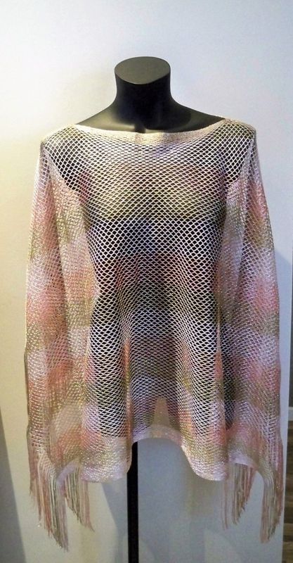 Rosa randig poncho. Bit'avant