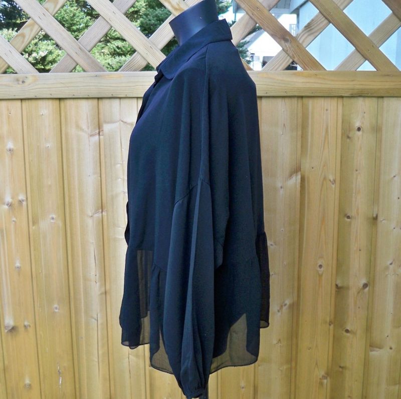 Svart Viskosblus med volang