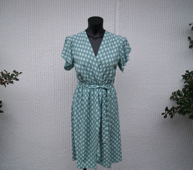 Huvudbild Mönstrad omlottklänning Jadegrön