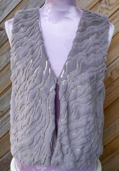 Huvudbild Kort ljusgrå pälsväst