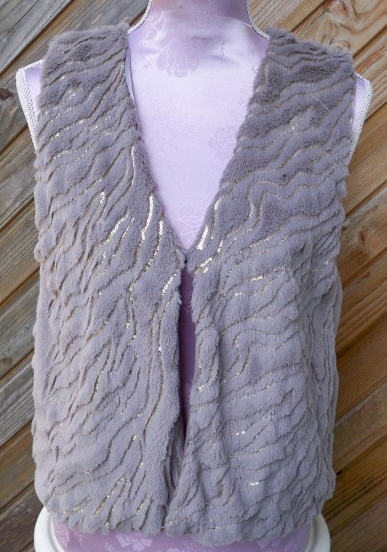 Kort ljusgrå pälsväst