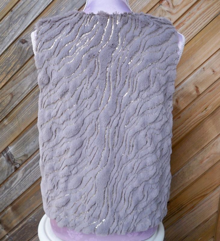 Kort ljusgrå pälsväst