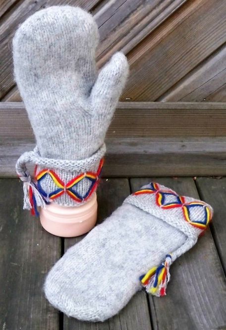 Huvudbild Lovikkavantar med tofs Kangos Ljusgrå Dam Junior