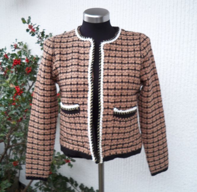 Huvudbild Kort Stickad Rutmönstrad Jacka Kamelbrun Svart