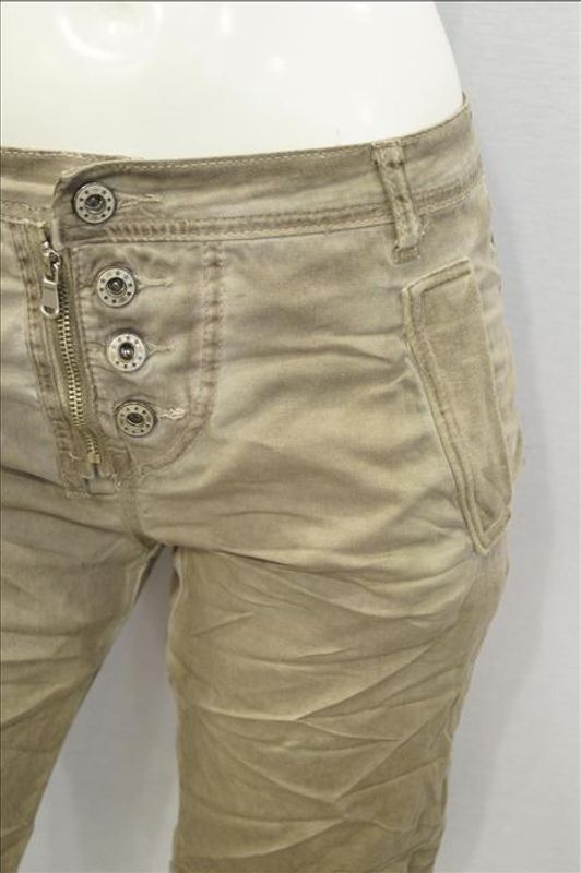 Shorts med dragkedjor. Khakibeige