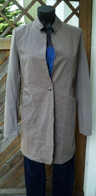 Huvudbild Beige lång jacka med nitar