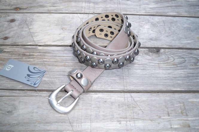 Huvudbild Grått Läderbälte med nitar. Bit'avant.