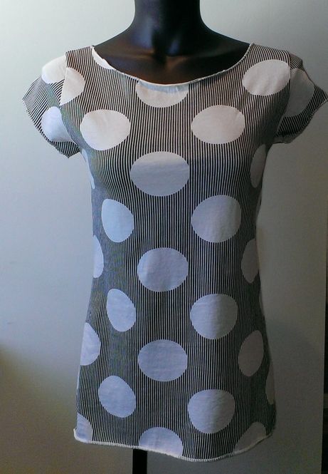 Huvudbild Svart Vit topp med stora prickar