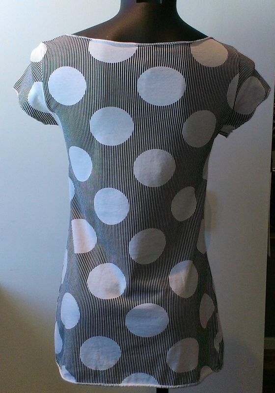 Svart/vit topp med stora prickar