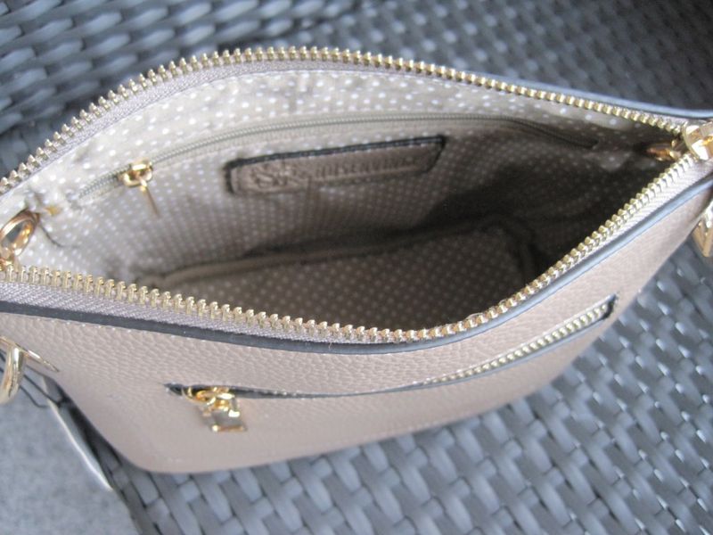 Beige liten axelremsväska crossbody
