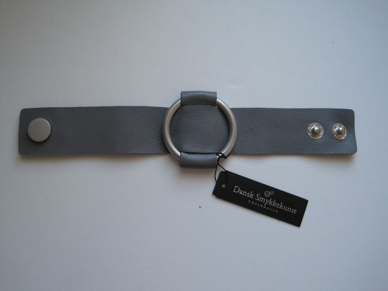 Grått Läderarmband Med Silverdetalj Dansk Smykkekunst