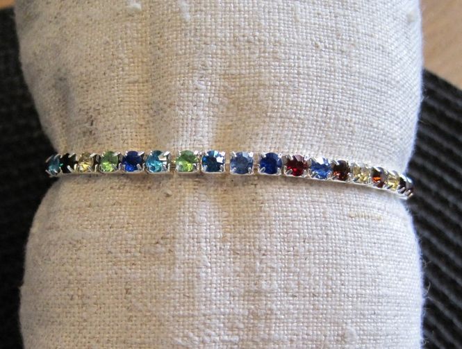 Huvudbild Elastiskt Strass armband Mixade Färger. Från Idar