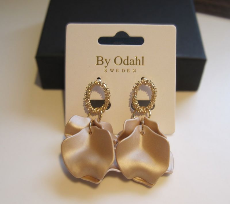 By Odahl Örhängen Löv Beige Silk