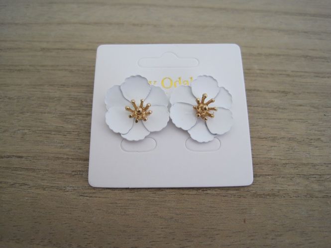 Huvudbild By Odahl Örhängen Vit Blomma