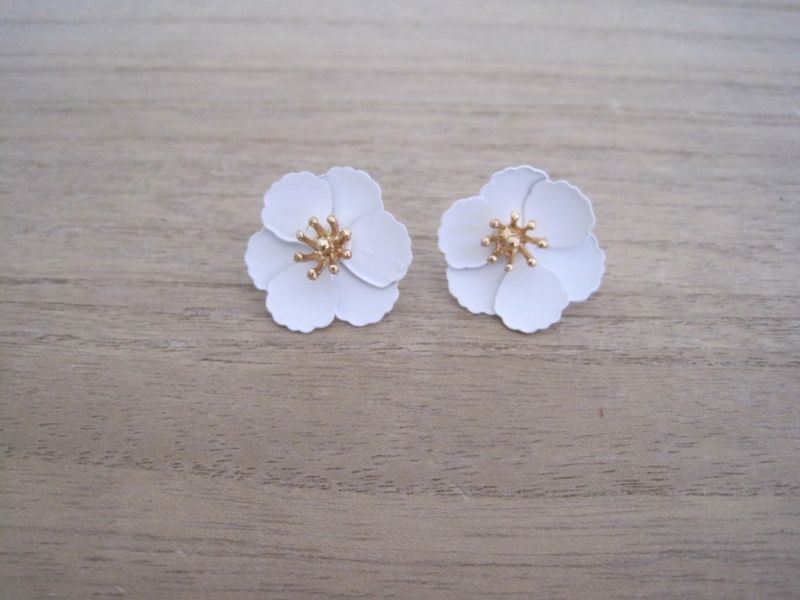 By Odahl Örhängen Vit Blomma