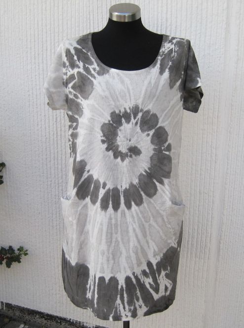 Huvudbild Grå Batikmönstrad Linneklänning Kort Ärm Och ...