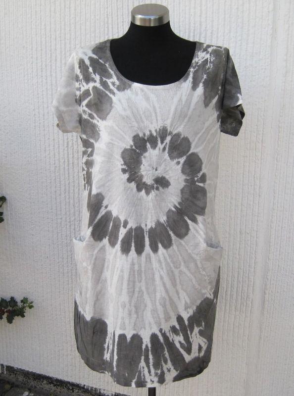 Grå Batikmönstrad Linneklänning Kort Ärm Och Fickor