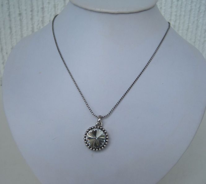 Huvudbild Långt Halsband Vit Rundel