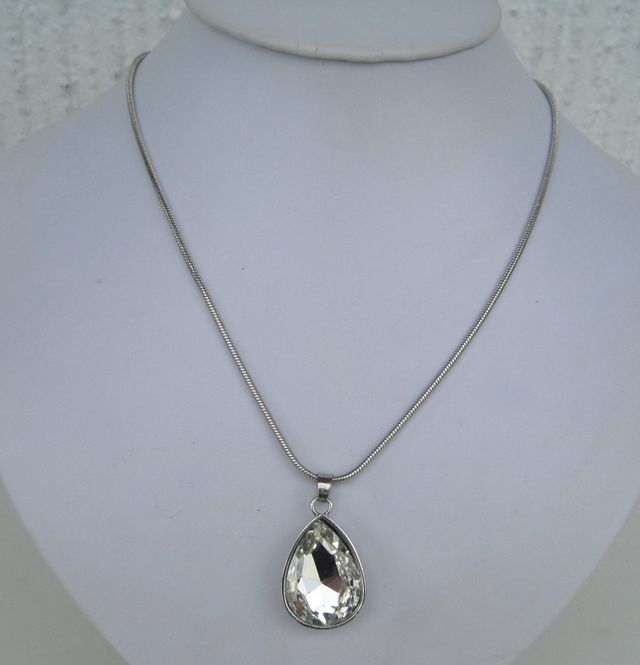 Huvudbild Långt Halsband Vit Droppe