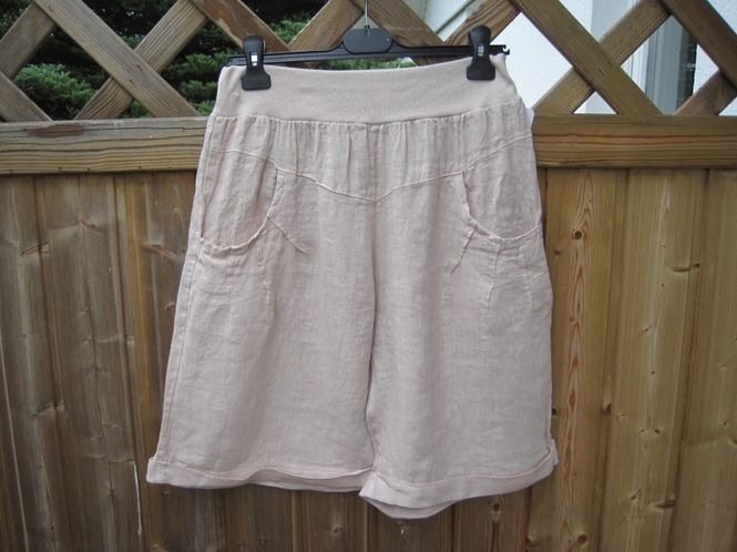 Huvudbild Beige Knälånga Lätta Linneshorts. Made in Italy