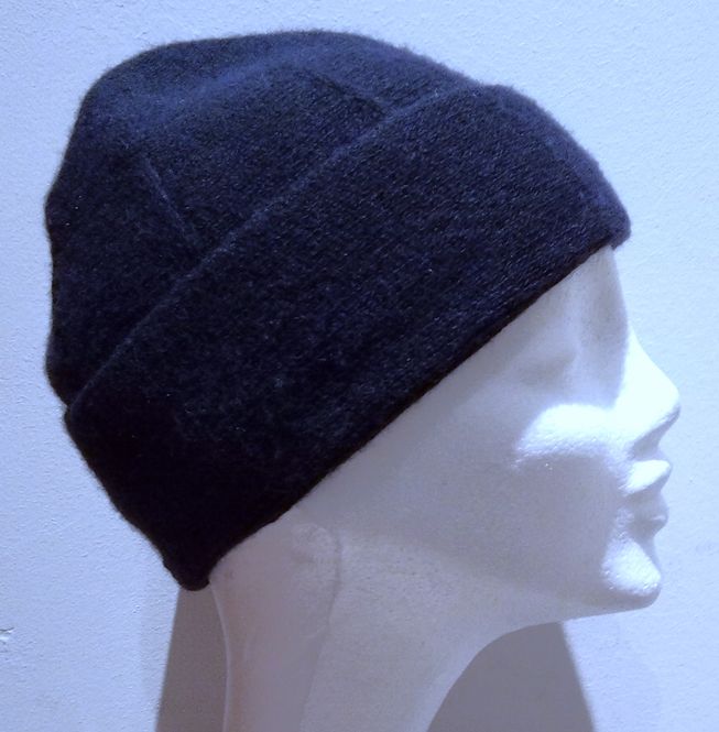 Huvudbild Mörkblå stickad Mössa Rullan Börjesson Handskar