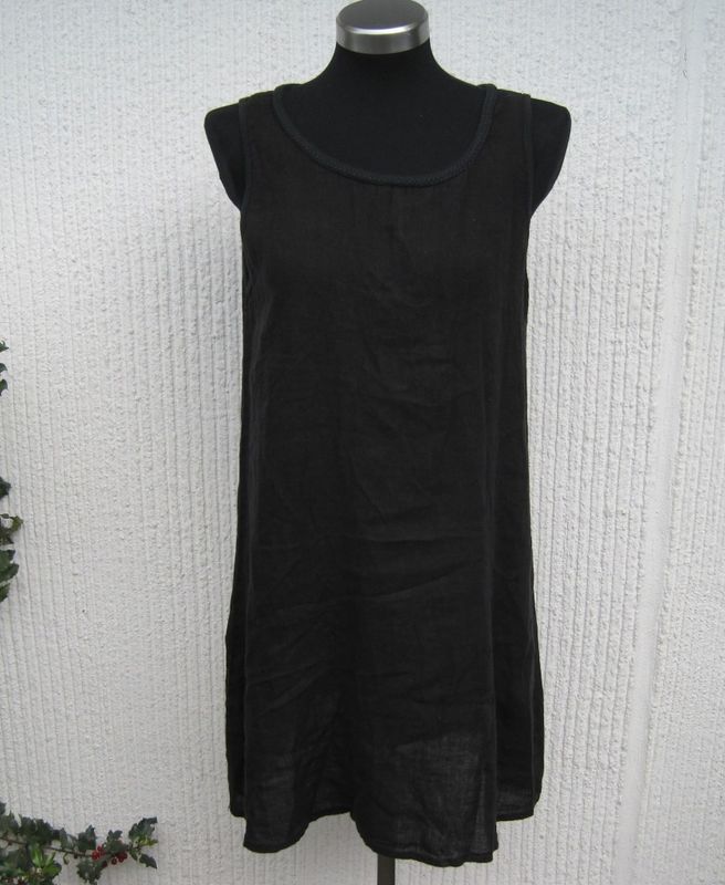 Svart ärmlös knälång linneklänning