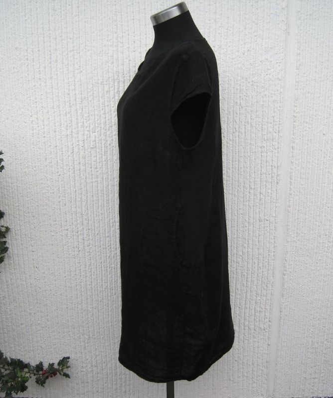 Svart linneklänning med holkärm Puro Lino