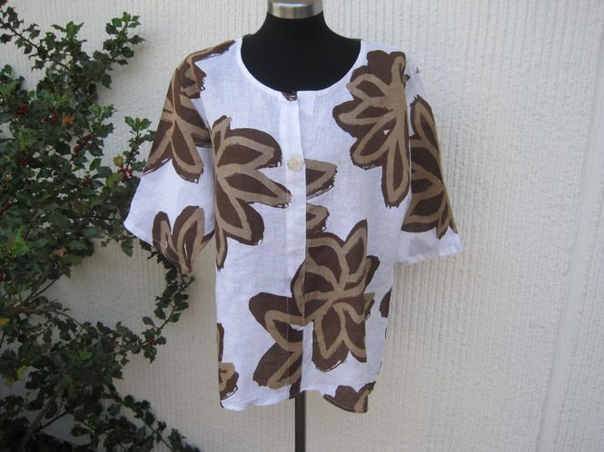 Huvudbild Vit linneblus med stora bruna blommor och ...