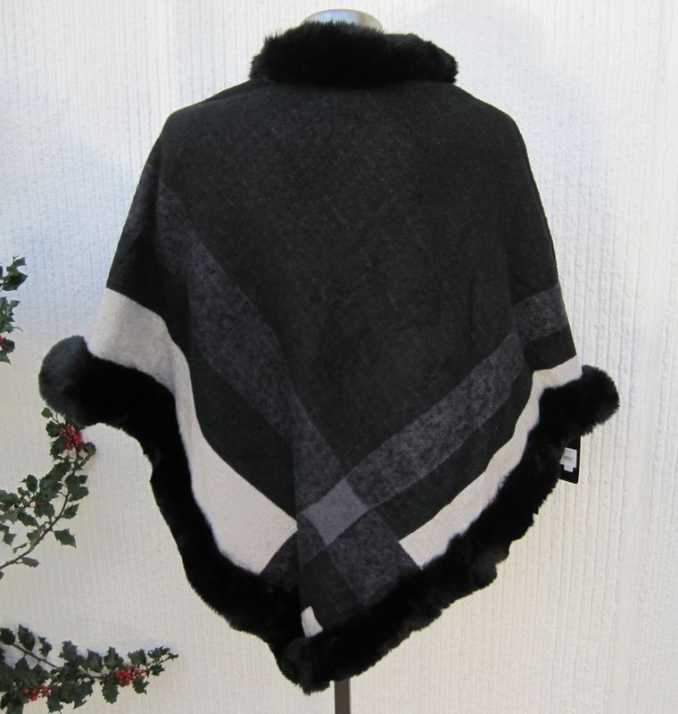 Svart Poncho Med Ränder Och Pälskant