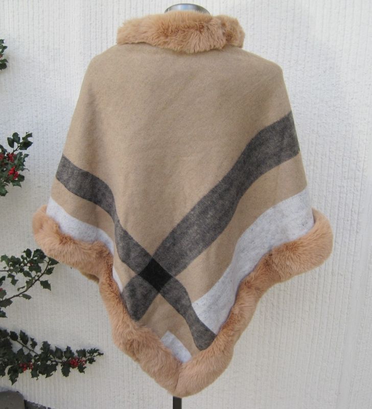 Kamelbeige Poncho Med Ränder Och Pälskrage