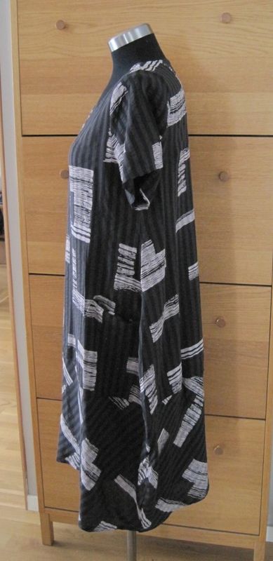 Svart Grå Mönstrad Klänning Med Kort Ärm