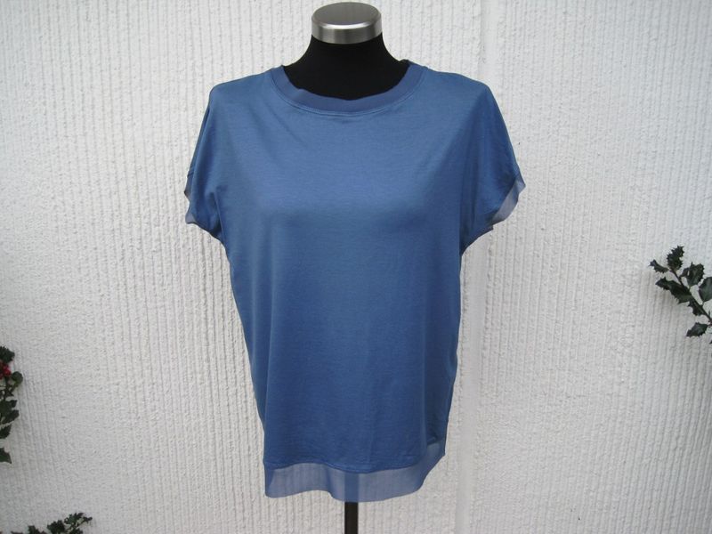 Jeansblå viskosblus / topp med kort ärm och chiffongkant