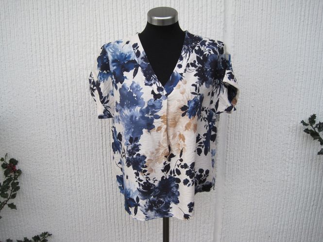 Huvudbild Blommig viskosblus med kort ärm. Natur / marinblå