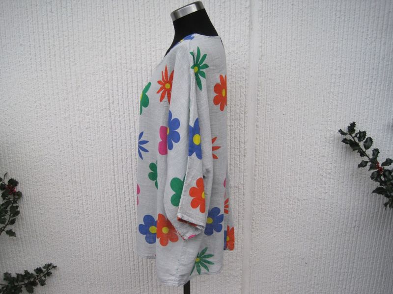 Ljusgrå bomullsblus med färgglada blommor. Made in Italy