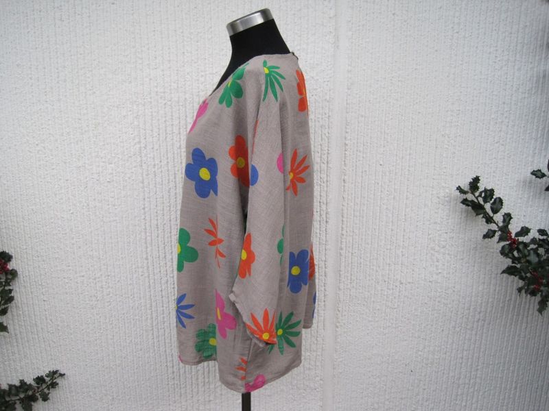 Beigegrå bomullsblus med färgglada blommor. Made in Italy