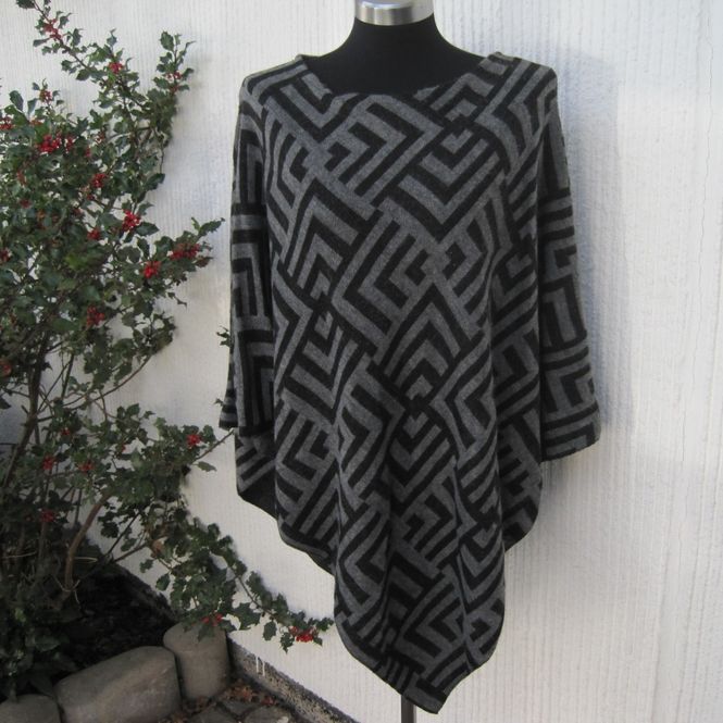 Huvudbild Stickad poncho grå svart med grafiskt mönster
