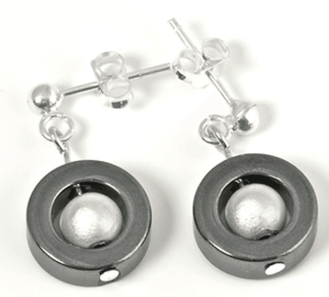 Huvudbild Örhängen Hematit Med Vit Pärla Iris Magnani ...