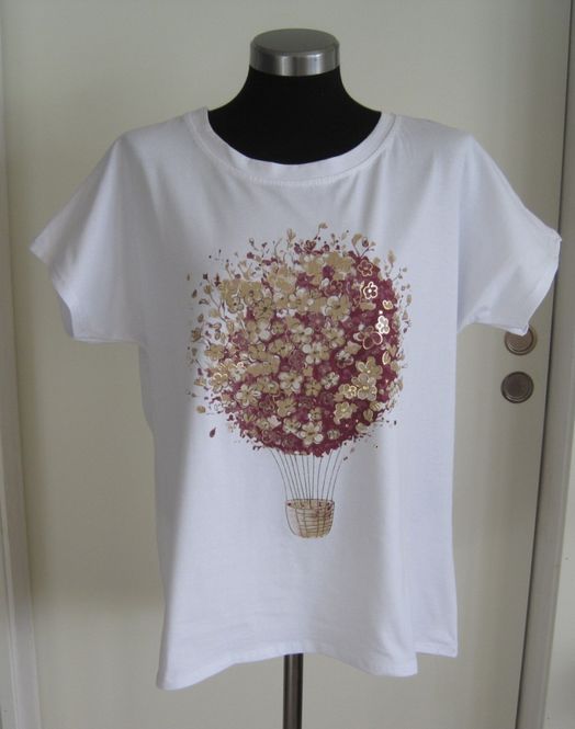 Huvudbild Inze Vit T-shirt Med Vinröd Blommig Luftballong